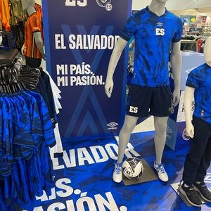 El Salvador soccer jersey NWT! Medium umbro long sleeve